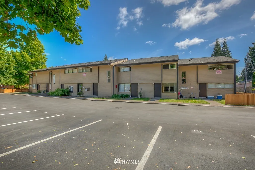 3 bed, 1000 sqft, $1,525 — Photo 2