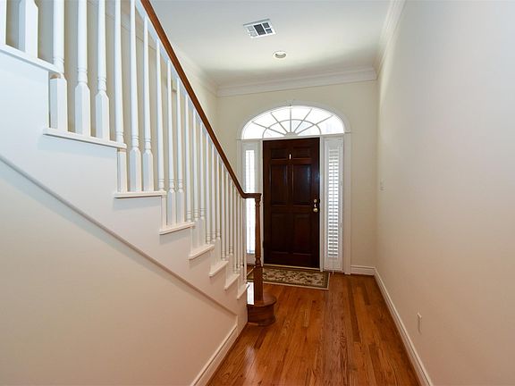5th image of 1921 Woodbury St
