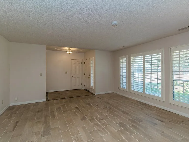 1067 E Portland Ave — Photo 3