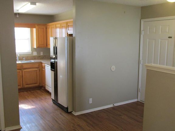 4th image of 1245 W Bishop Dr