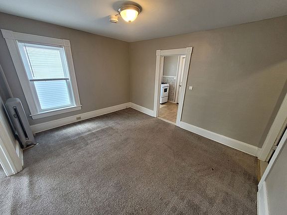 4th image of 406 Belmont St APT 3