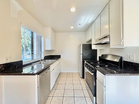 4th image of 102 N Clark Dr #108
