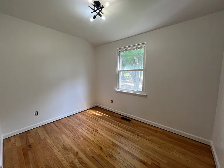 141 Maple Hill Ln — Photo 7