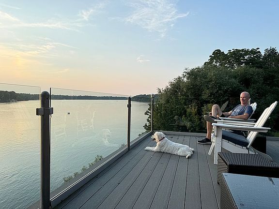 Cantilevered lower deck