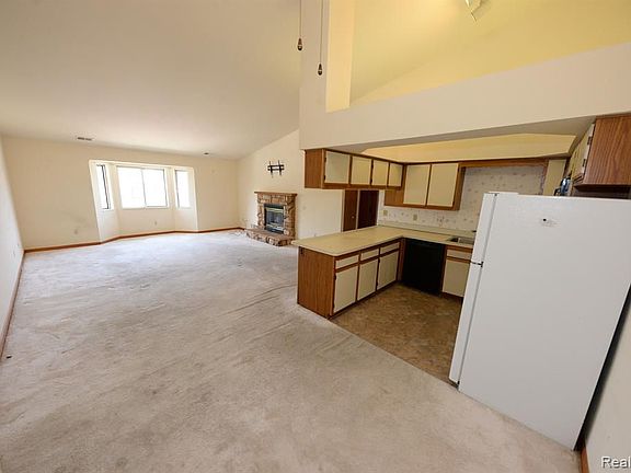 2nd image of 30572 Oakridge Manor Dr