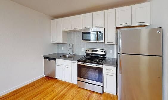 4th image of 1085 S Van Ness Ave #306