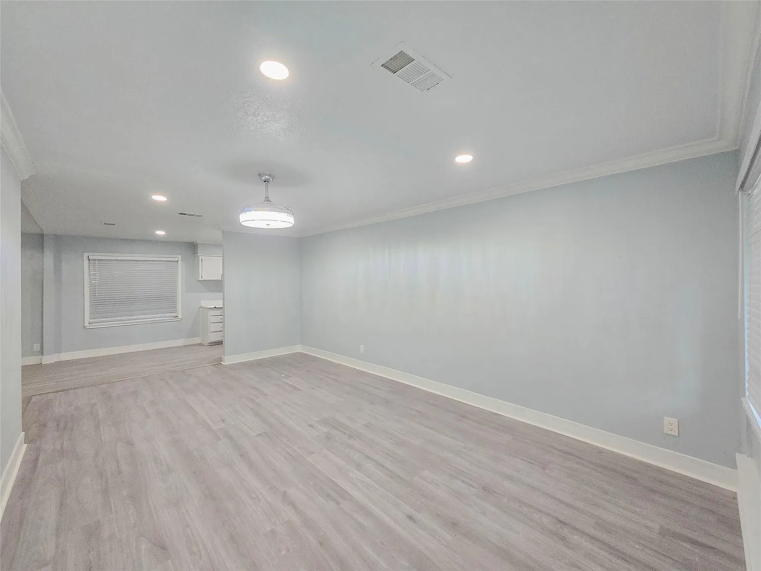 3 bed, 2.5 bath, 1334 sqft, $2,000 — Photo 2