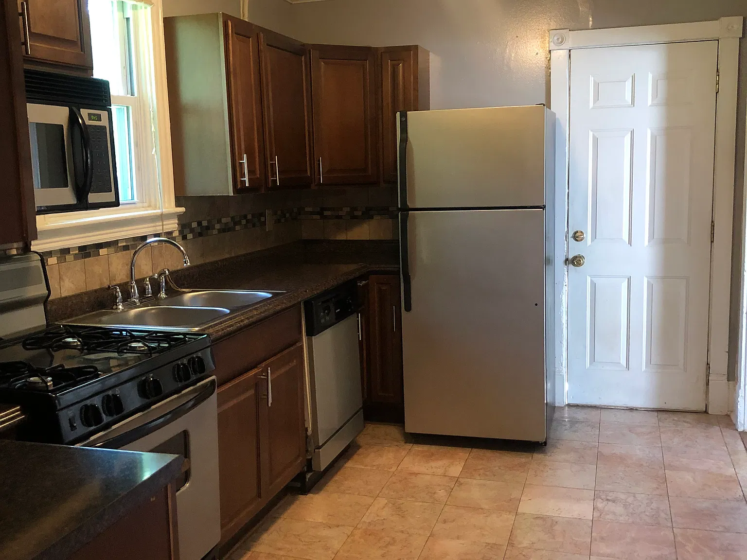3 bed, 2000 sqft, $1,750 — Photo 2