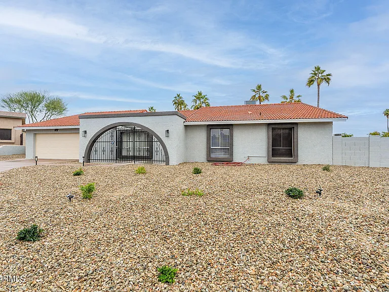2318 E Lupine Ave — Photo 2