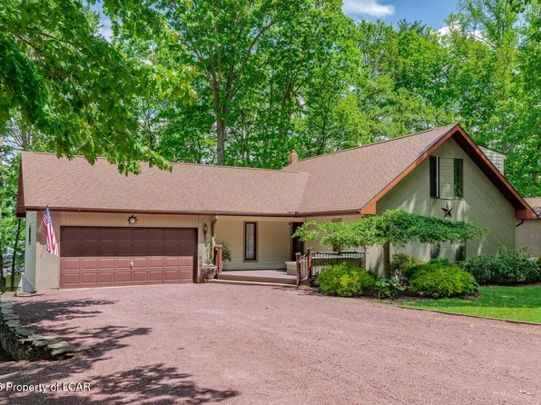 318 Four Seasons Dr, Drums, PA 18222