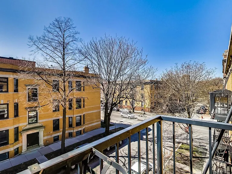 1952 W Byron St #6 — Photo 4
