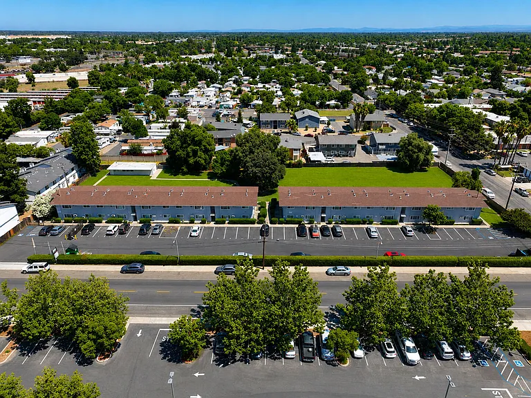 Laurel Village — Photo 8