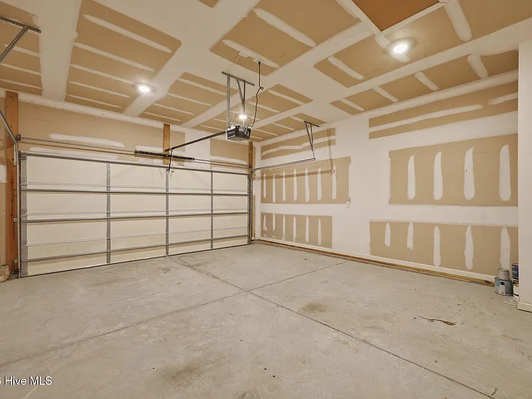 105 Village Dr — Photo 43