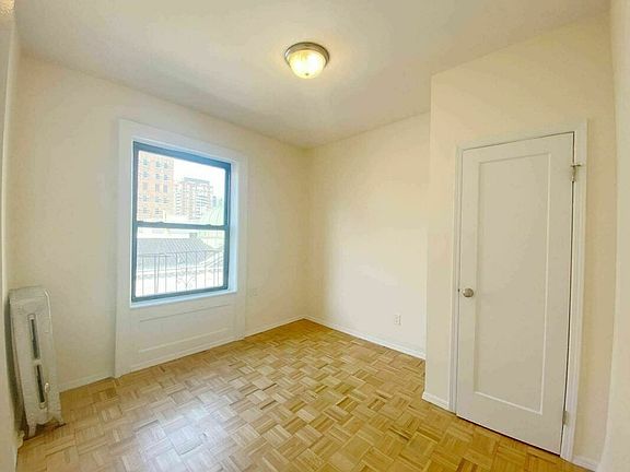 5th image of 304 W 14th St APT 5C