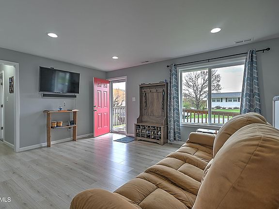 5th image of 109 Basswood Dr