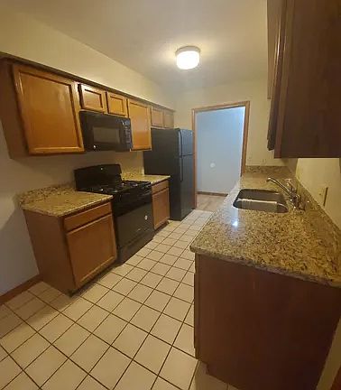 4th image of 10 Nuttall Ln APT 12