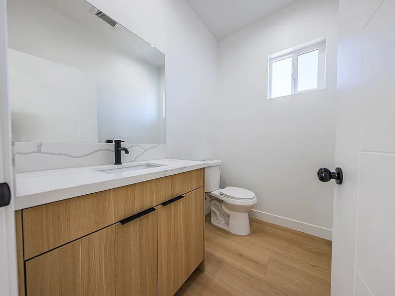 2847 S. Victoria Ave — Photo 11