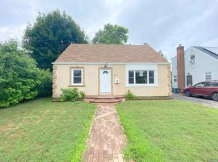 829 Wake St, Uniondale, NY 11553