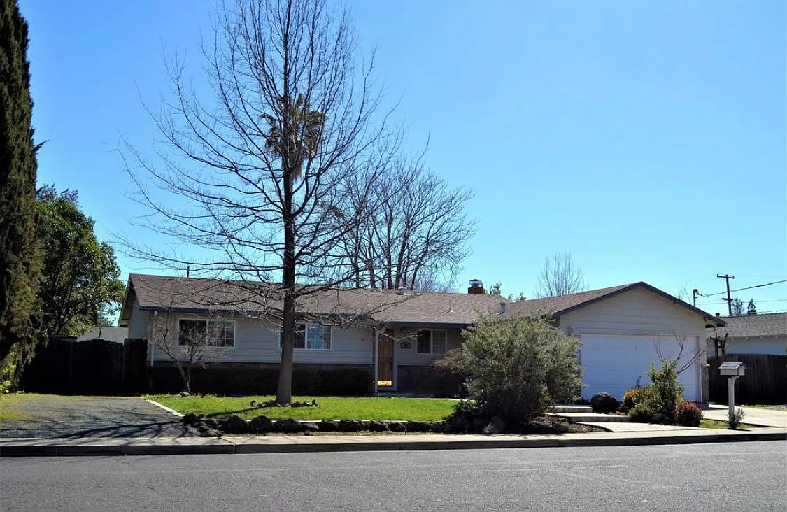 1542 Heather Dr photo 1