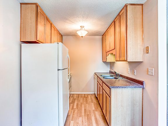 5th image of 1400 Dakota Ave S Unit 303