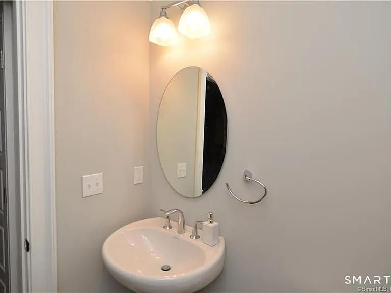 115-71 Colonial Rd — Photo 9