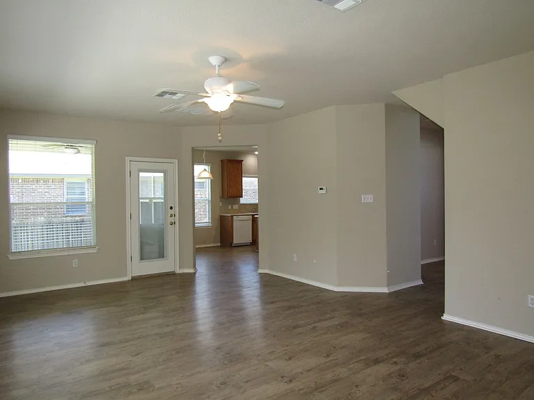 593 Cullen Blvd — Photo 6