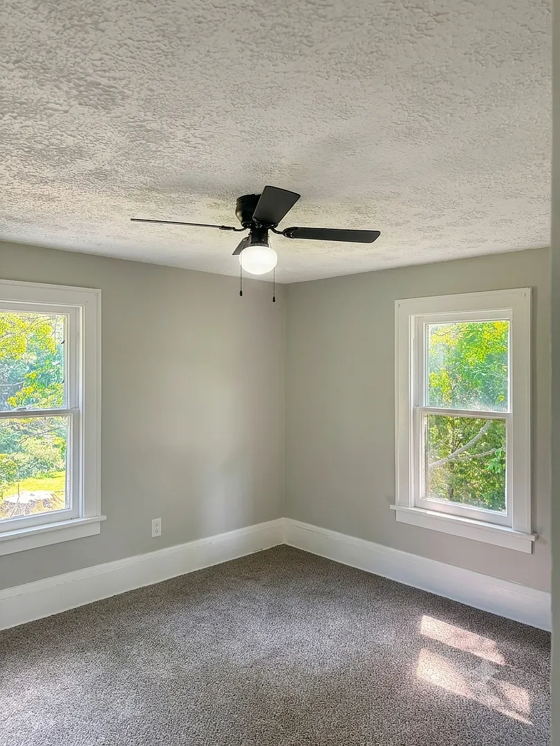 Fully Renovated 5-Bedroom Home for Rent 4028 Harper Ave, Norton, OH — Photo 4