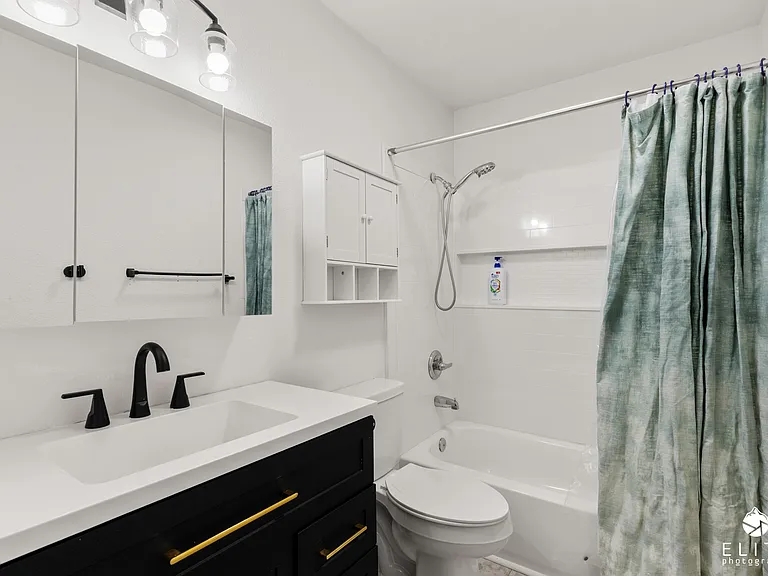 Full bathroom servicing guests and both secondary bedrooms.