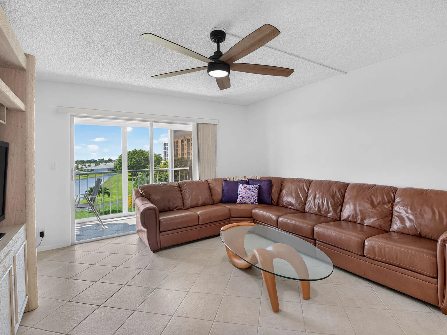 2 bed, 2.0 bath, 1070 sqft, $3,750 — Photo 2