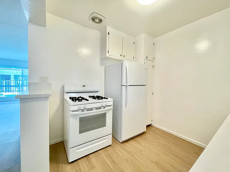934 N Gardner St #8 — Photo 8