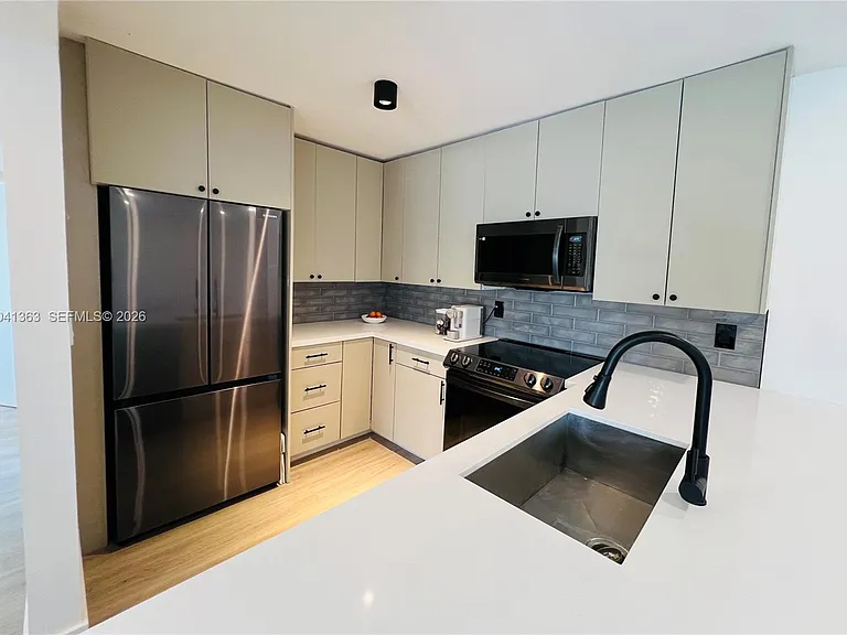 1900 Meridian Ave #306 — Photo 9