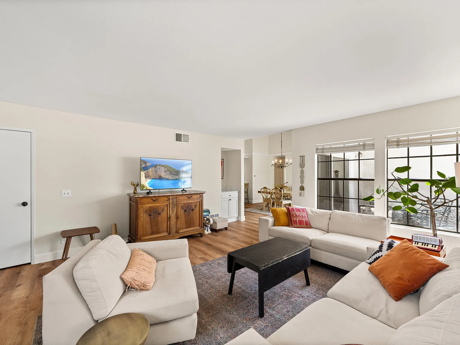 3 bed, 1377 sqft, $4,500 — Photo 4