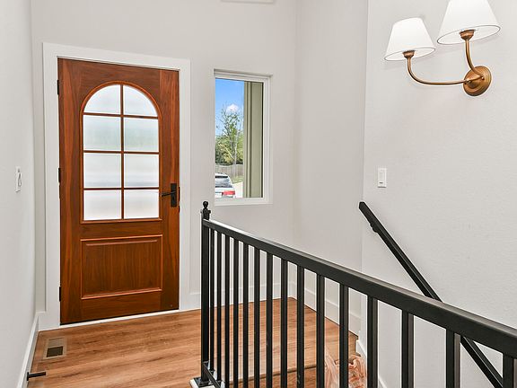 4th image of 606 E Oak Leaf Court