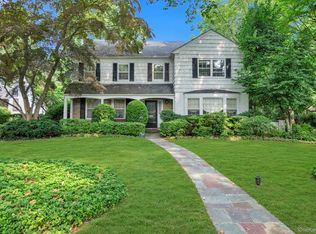 215 Melbourne Rd, Great Neck, NY 11021