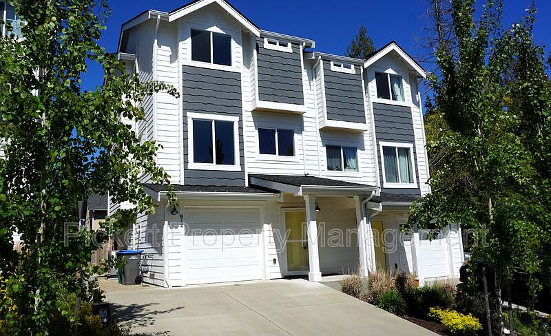 1st image of 814 NW Highgarden Dr