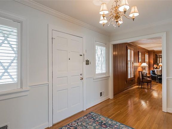 4th image of 303 Sweetbriar Dr