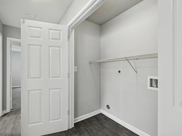 Washer/Dryer hook-ups
