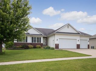 438 Prairie View Dr, Fairfax, IA 52228