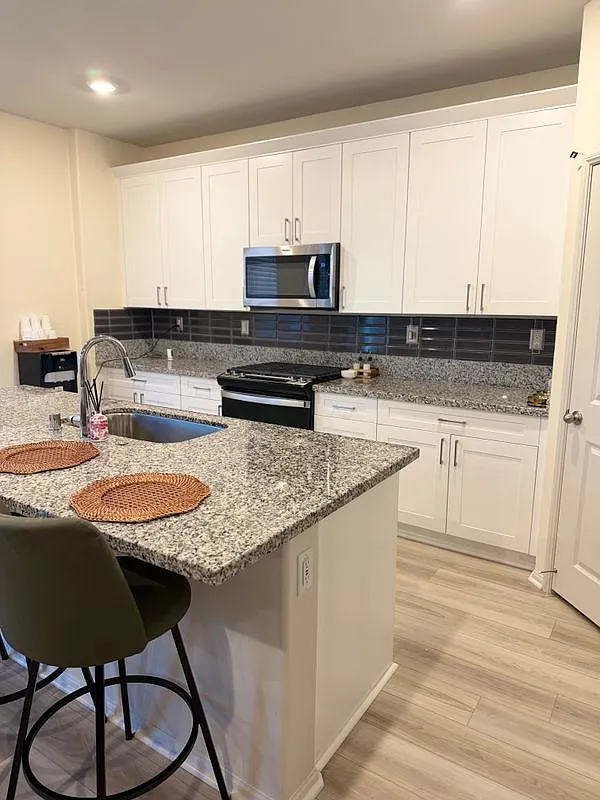 5 bed, 3.0 bath, 2300 sqft, $3,695 — Photo 4