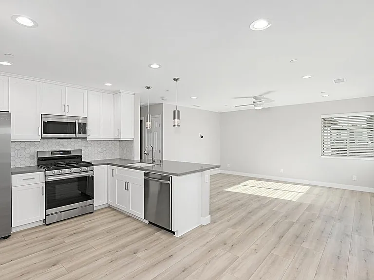 330 Ash Ave — Photo 13