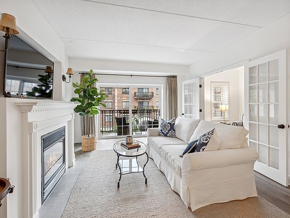 4th image of 420 W Burlington Ave Unit 307