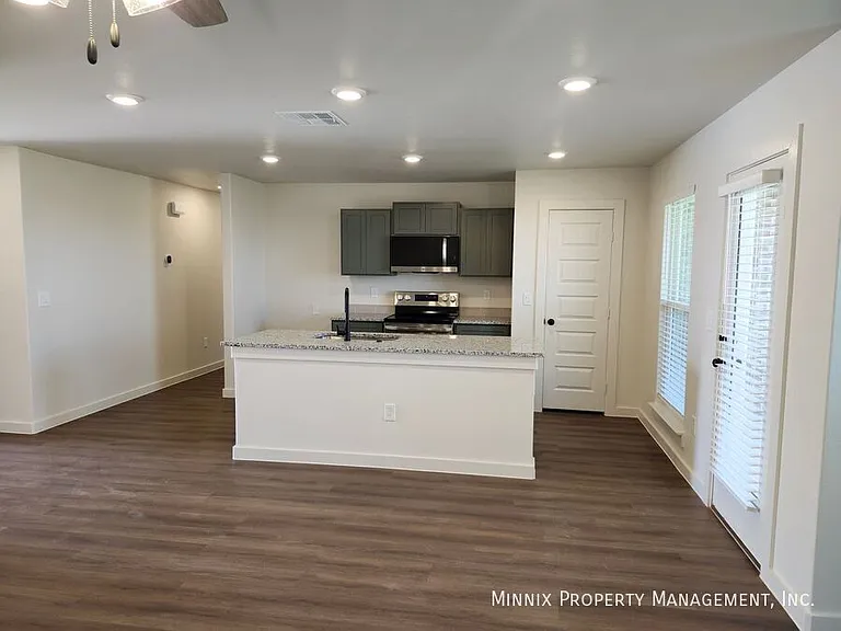 2304 Corpus Ave — Photo 4