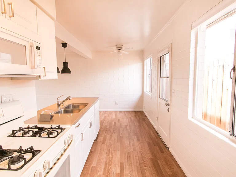 Charming 1br/1ba with Mid Century Touches in Ocean Beach/Point Loma — Photo 4
