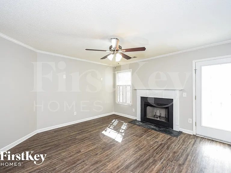 423 Aberdeen Cir — Photo 4
