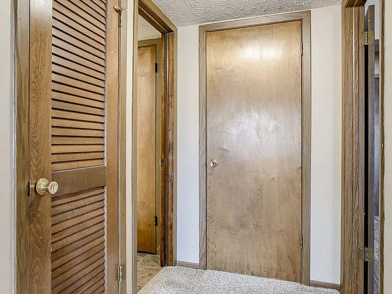 Omaha, NE Stony Brook Apartments | 11A | Hallway