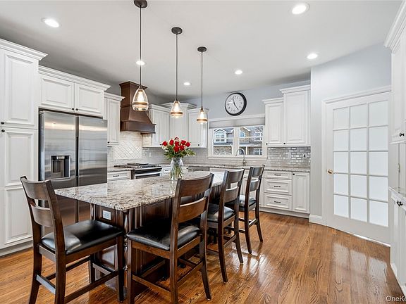 4th image of 75 Syosset Circle