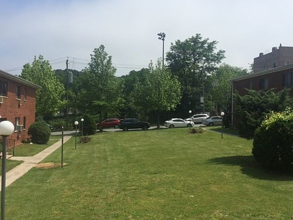 2nd image of 121 Lyman Ave APT 1B