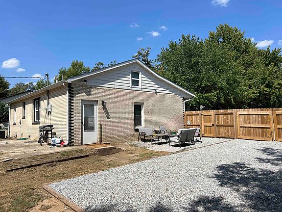 5th image of 917 W Oak Ave