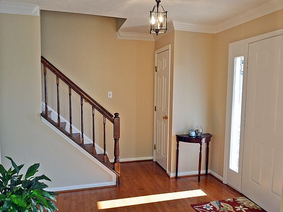 Foyer w/Hardwood Floor