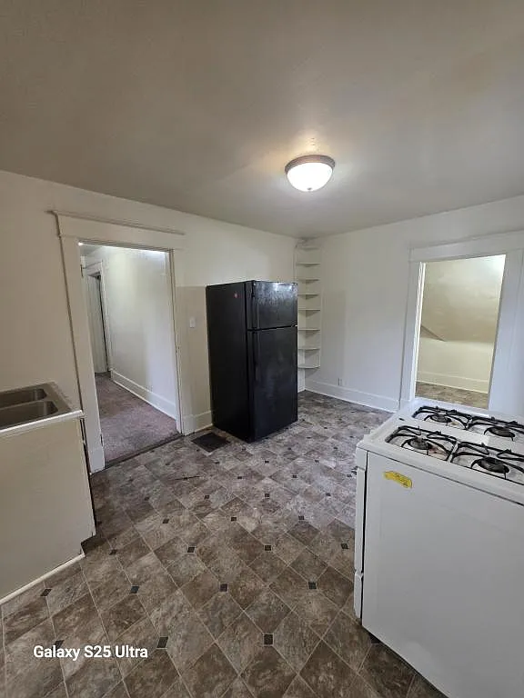 903 E Walnut B — Photo 4